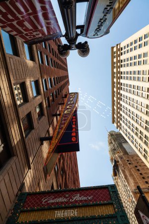 Téléchargez les photos : Chicago, Illinois États-Unis - 24 août 2011 : gratte-ciel urbain au centre-ville de Chicago dans le quartier des théâtres - en image libre de droit