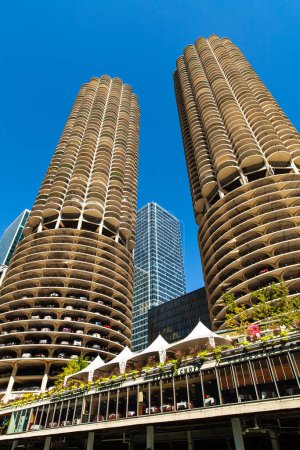 Foto de Chicago, Illinois, Estados Unidos - 25 de agosto de 2022: Vista panorámica de los edificios modernos de condominios a lo largo del río Chicago - Imagen libre de derechos