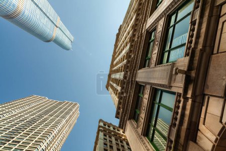 Téléchargez les photos : Gratte-ciel urbain skyline dans le centre de Chicago - en image libre de droit