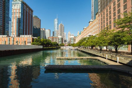 Foto de Centro de Chicago horizonte frente al río a lo largo del río Chicago - Imagen libre de derechos