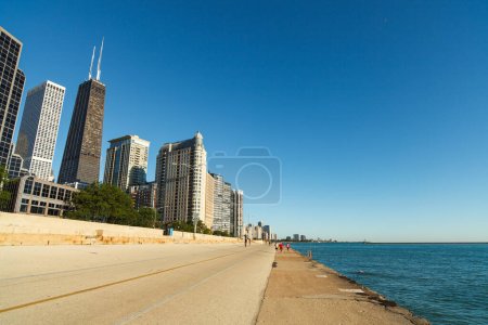 Téléchargez les photos : Sentier au bord du lac Michigan au centre-ville de Chicago - en image libre de droit
