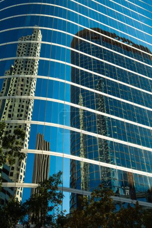Téléchargez les photos : Moderne skyscraper skyline reflet dans le centre-ville de Houston, Texas - en image libre de droit