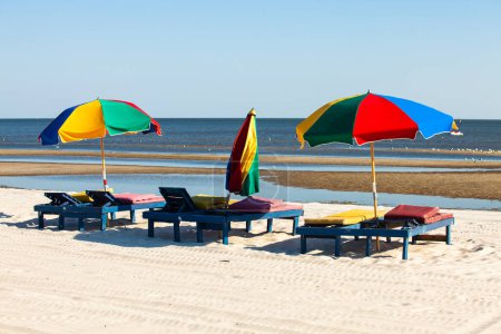 Téléchargez les photos : Plage de la côte du Golfe à Biloxi, Mississippi avec chaises longues inclinables - en image libre de droit