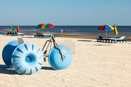 Téléchargez les photos : Plage de la côte du Golfe à Biloxi, Mississippi avec tricycles d'eau et chaises longues
. - en image libre de droit