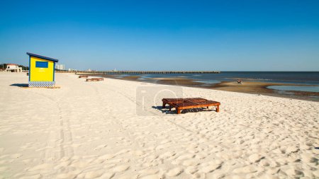 Téléchargez les photos : Plage de la côte du Golfe à Biloxi, Mississippi avec tricycles d'eau et chaises longues
. - en image libre de droit