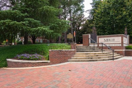 Téléchargez les photos : Macon, Géorgie États-Unis - 16 juin 2023 : Panneau d'entrée à l'Université Mercer située dans cette petite ville du sud - en image libre de droit