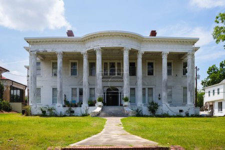 Foto de Macon, Georgia, EE.UU. - 16 de junio de 2023: Hermosa casa de estilo colonial vintage en College Street ubicada en esta pequeña ciudad del sur - Imagen libre de derechos