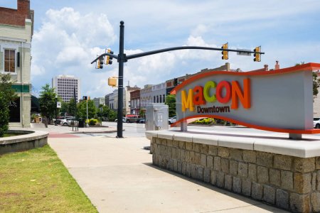 Foto de Macon, Georgia, EE.UU. - 16 de junio de 2023: Paisaje urbano con cartel de bienvenida en el distrito histórico del centro de la ciudad - Imagen libre de derechos