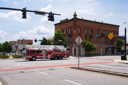 Foto de Macon, Georgia, EE.UU. - 16 de junio de 2023: Escena del paisaje urbano con un camión de bomberos en ruta a una emergencia en el distrito histórico del centro de la ciudad - Imagen libre de derechos