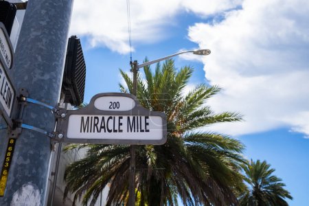 Téléchargez les photos : Vue du paysage urbain du centre-ville de Coral Gables à Miami, Floride - en image libre de droit