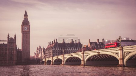 Téléchargez les photos : Big Ben, Westminster et House of Lords au coucher du soleil. Londres. Angleterre. - en image libre de droit