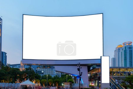 Téléchargez les photos : Grand panneau d'affichage vierge avec espace de copie pour votre message texte ou contenu dans le centre de la ville la nuit. - en image libre de droit