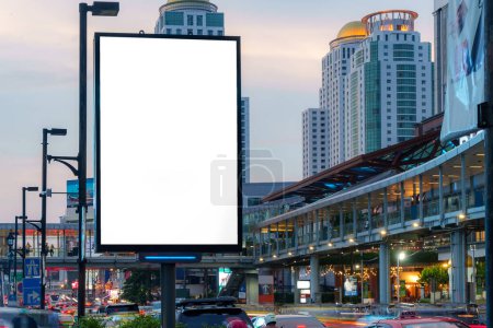 Téléchargez les photos : Grand panneau d'affichage vierge avec espace de copie pour votre message texte ou contenu dans le centre de la ville. - en image libre de droit