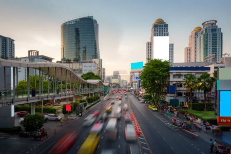 Téléchargez les photos : Trafic achalandé dans le centre-ville de Bangkok pendant le coucher du soleil avec immeuble de bureaux gratte-ciel à Bangkok, Thaïlande. - en image libre de droit