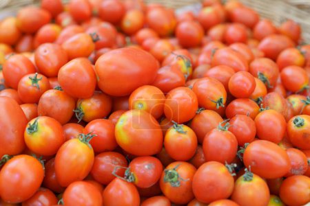 Téléchargez les photos : Gros plan d'une grande pile de tomates mûres rouge vif, en mettant l'accent sur leur qualité fraîche, juteuse et vibrante, prête pour un usage culinaire - en image libre de droit