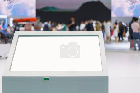 Téléchargez les photos : Modèle d'affichage numérique comportant un écran blanc dans une salle d'exposition de voiture élégante. Cet affichage polyvalent promet des opportunités publicitaires dynamiques - en image libre de droit