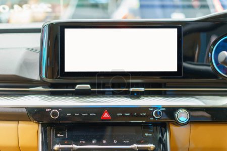 Téléchargez les photos : Découvrez l'avenir de la technologie automobile avec notre écran d'affichage numérique maquette blanc ornant le tableau de bord élégant d'une voiture moderne - en image libre de droit