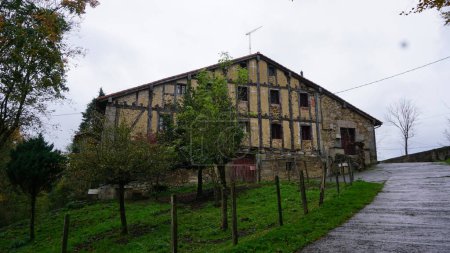 Téléchargez les photos : Paysage rural du Pays Basque en automne - en image libre de droit