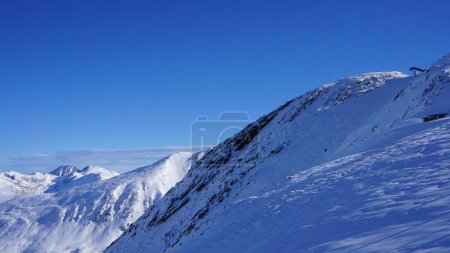 Foto de Montañas nevadas en una estación de esquí en Andorra, Pirineos - Imagen libre de derechos