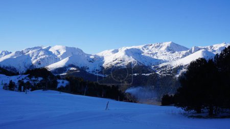 Foto de Montañas nevadas en una estación de esquí en Andorra, Pirineos - Imagen libre de derechos