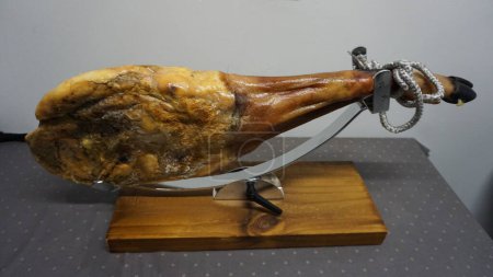 Téléchargez les photos : Iberian pork shoulder in a ham holder - en image libre de droit