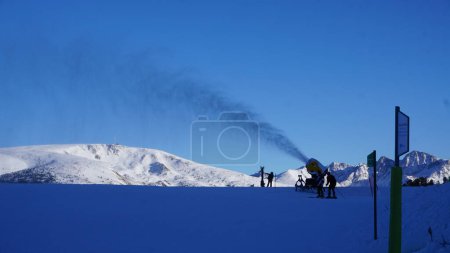 Foto de Grandvalira, Andorra, December 6, 2022: images of an artificial snow cannon in a ski resort in Andorra. - Imagen libre de derechos