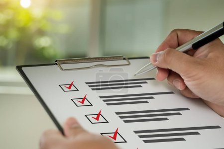Foto de Checklist Notice Recordar Planificación Concepto empresario escritor checklist cuestionario - Imagen libre de derechos