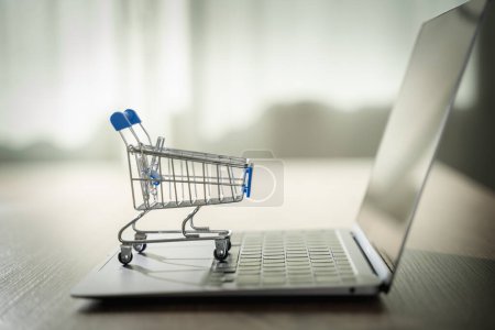 Foto de E-commerce marketing online shopping on a laptop Shopping and credit card payments for banking online, paper boxes - Imagen libre de derechos