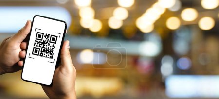 Foto de Escanear códigos QR con una aplicación de teléfono móvil y pagar por bienes y servicios en el fondo del supermercado minorista - Imagen libre de derechos