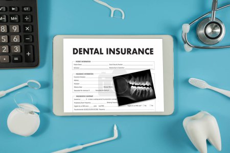 Documento de trabajo del paciente del doctor del dolor de muelas del seguro dental, seguro de reclamación que ahorra beneficios y producto, vista superior del cepillo de dientes