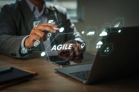 Ein Geschäftsmann mit Laptop Agiles Management und die Prinzipien der agilen Softwareentwicklung