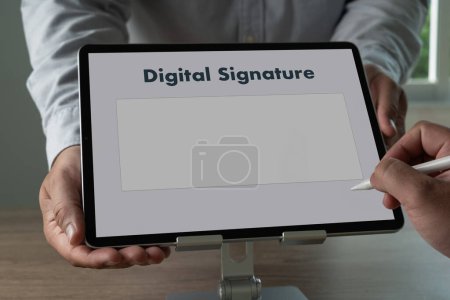 Close up business man hand electronic Signature on Tablet Sign documento de acuerdo sobre gadget digital