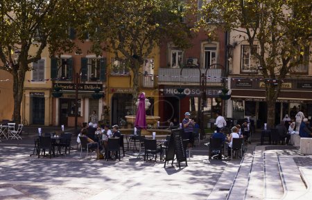 Téléchargez les photos : Frjus (France), 12 octobre 2022. L'heure de l'apéritif. Plusieurs personnes à midi sur une terrasse au centre de la ville. C'est une ville proche de Cannes, appartenant à la Provence-Alpes-Cte d'Azur. - en image libre de droit
