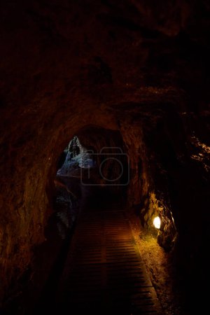 Téléchargez les photos : Saragosse (Espagne), 11 septembre 2022. Grotte. Passage entre les rochers du Monasterio de Piedra. C'est dans un ancien monastère cistercien qui est situé dans la municipalité de Saragosse de Nuvalos, dans Aragn - en image libre de droit