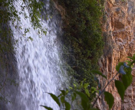 Téléchargez les photos : Chute d'eau à Monasterio de Piedra (Saragosse, Espagne)) - en image libre de droit