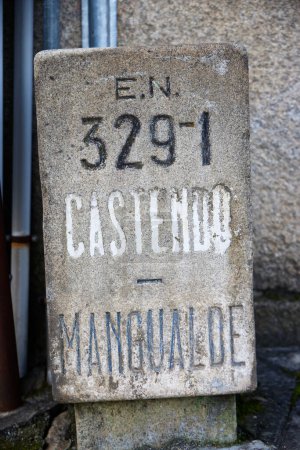 Foto de Castelo de Paiva (Portugal) January 14, 2023. Milestone. Old kilometer indicator of a road in the central area of Portugal - Imagen libre de derechos