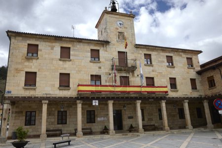 Foto de Cervera de Pisuerga, 13 de junio de 2023. Ayuntamiento. Se trata de un pequeño pueblo de la provincia de Palencia, perteneciente a la Comunidad de Castilla y Len. - Imagen libre de derechos