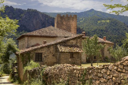 Foto de Mogrovejo (España), 16 de junio de 2023. Casas típicas Es una pequeña ciudad con menos de 50 habitantes. Es un Bien de Interés Cultural, con la categoría de Sitio Histórico - Imagen libre de derechos