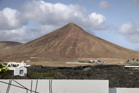 Vulkan. Feuerberge in der Nähe des Timanfaya-Parks auf der Insel Lanzarote (Spanien))