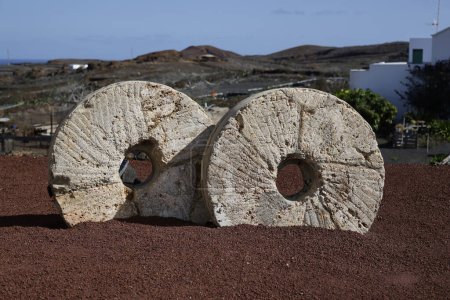 Roues de moulin. Éléments en pierre utilisés dans les anciens moulins