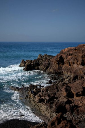 Mar y rocas. Acantilados en El Golfo, un pueblo costero en la isla de Lanzarote (España)).
