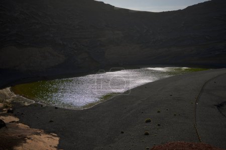 Lago Verde, El Golfo (Spanien). Auch Charco de los Clicos genannt. Die grüne Farbe des Wassers beruht auf der Kombination von Ruppia maritima-Algen und dem hohen Anteil an gelöstem Schwefel aus vulkanischer Aktivität.
