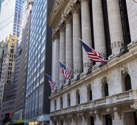 Téléchargez les photos : New York (États-Unis), 22 mars 2024. Bourse de New York. Il est situé sur Wall Street. C'est le plus grand marché boursier du monde - en image libre de droit