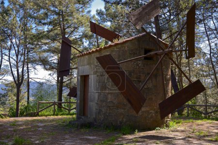 Téléchargez les photos : Valga (Espagne), 18 avril 2024. Moulin à vent. Comme ceux utilisés à la fin du XIXe siècle et au début du XXe siècle. La tour est faite de pierre et le mécanisme est simple, avec 4 lames. - en image libre de droit
