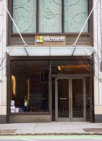 Téléchargez les photos : New York, le 22 mars 2024. Microsoft Building. Un des sièges sociaux de Microsoft à Manhattan. C'est une multinationale américaine de technologie. Ses produits les plus connus sont le système d'exploitation Windows et la suite d'applications Microsoft 365 - en image libre de droit