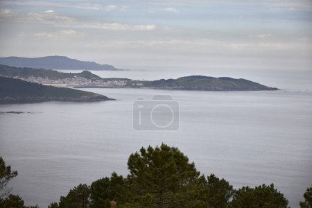 Arosa (Spanien). Landschaft an der Küste von Galicien. Im Hintergrund die Stadt Laxe an der so genannten Küste des Todes