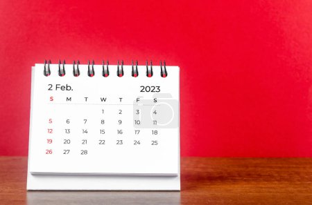 Februar 2023 Schreibtischkalender für 2023 Jahr auf rotem Hintergrund.