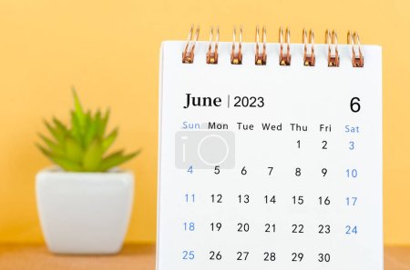 Foto de June 2023 Monthly desk calendar for 2023 year on yellow background. - Imagen libre de derechos