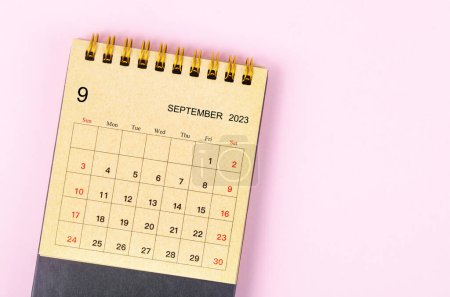 Téléchargez les photos : Septembre 2023 Calendrier mensuel de bureau pour 2023 année en papier artisanal sur un beau fond. - en image libre de droit
