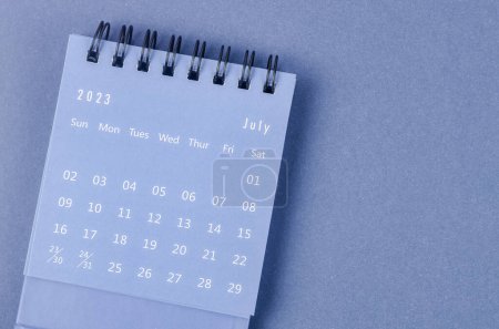 Julio 2023 Calendario mensual de escritorio para 2023 año sobre fondo azul.